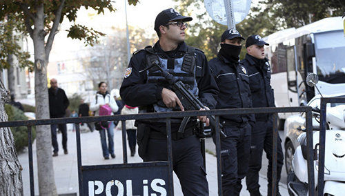 Турция: у автобуса полиции прогремел взрыв