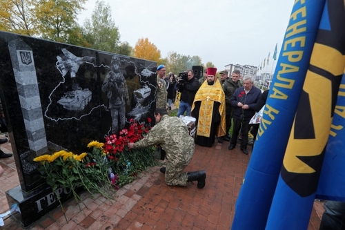 В Киеве открыли памятник добровольцам АТО 
