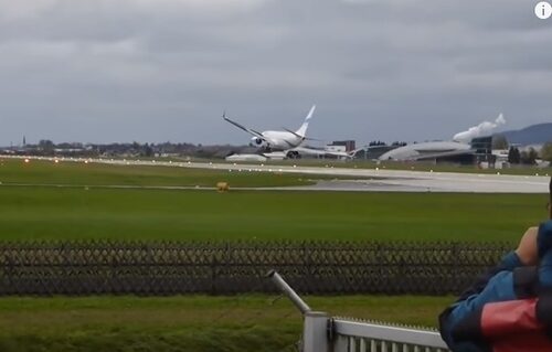 Ветер сдувает Boeing 737 (ВИДЕО)