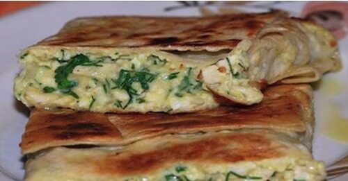 Хрустящий лаваш, внутри расплавленный сыр, курочка, зелень