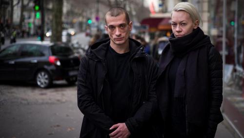 Суд в Париже оставил Павленского и его соратницу под стражей