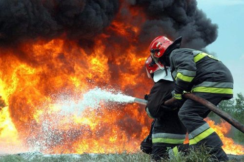 На пожаре в Армянске спасли 60 человек