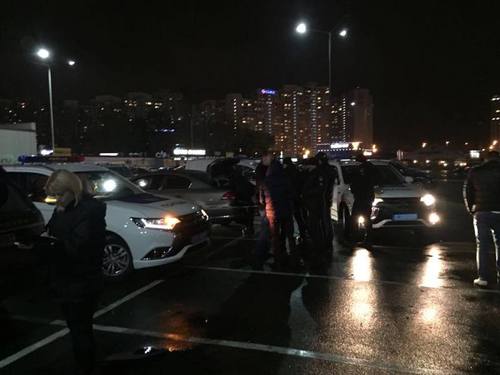 В Киеве на парковке ТЦ "Аркадия" в автомобиле обнаружена взрывчатка