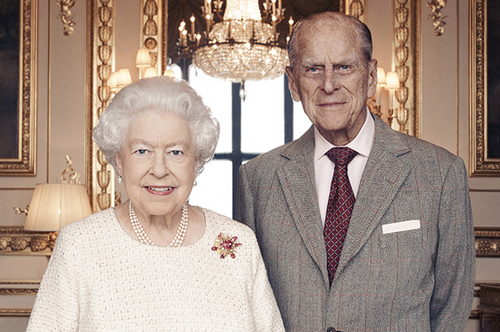 Королева Елизавета II и принц Филипп выпустили фото к 70-й годовщине брака