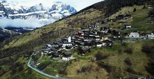 В Швейцарии готовы заплатить $70 тысяч за жизнь в деревне