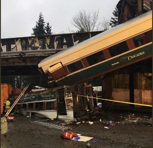 Более 100 человек пострадали при крушении поезда в США