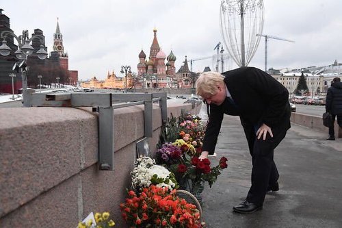 Борис Джонсон возложил цветы на месте убийства Немцова