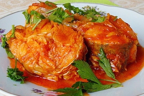 Рецепты на Новый Год «Рыба с овощами в томате»