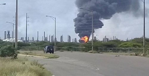В Венесуэле горит крупнейший нефтеперерабатывающий завод