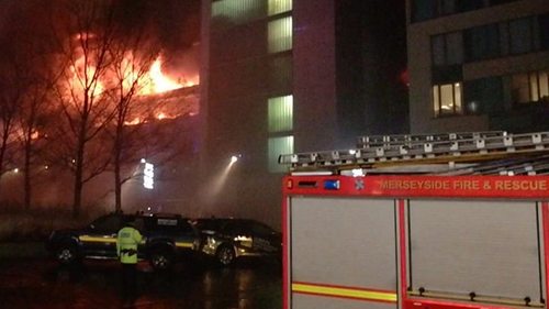 Сильный пожар на парковке в Ливерпуле уничтожил 1,4 тысяч автомобилей
