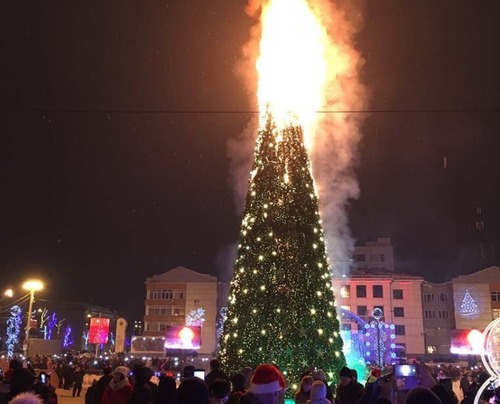 Главная елка Сахалина сгорела в новогоднюю ночь (ВИДЕО)
