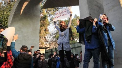 "Смерть России" и "Моя жизнь - Иран": к чему призывают протестующие в иранских городах