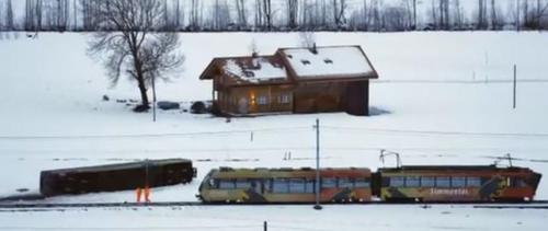 В Швейцарии ураган снес поезд с рельсов (ВИДЕО)