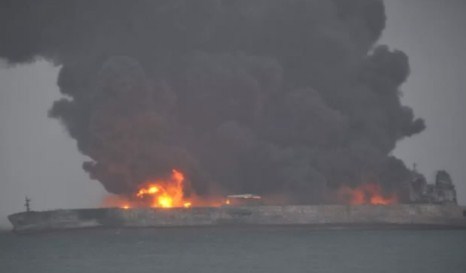 В Китае столкнулись нефтяной танкер и грузовое судно