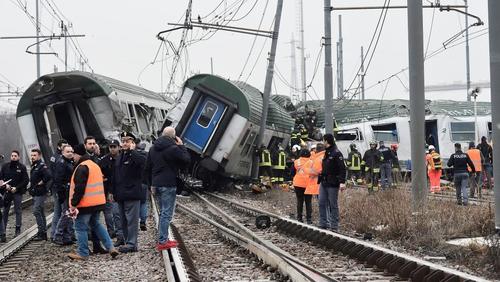 В Италии три человека погибли при сходе поезда с рельсов