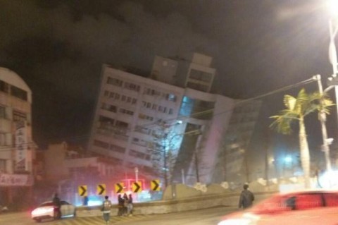 На Тайване произошло мощное землетрясение: здания и дороги разрушены