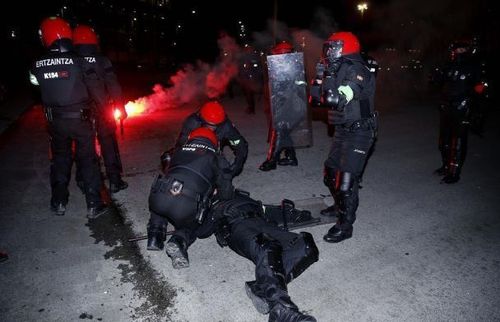 Фанаты «Спартака» устроили беспорядки перед матчем в Испании, погиб полицейский