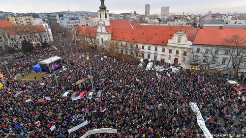 Десятки тисяч словаків вийшли на антиурядові демонстрації