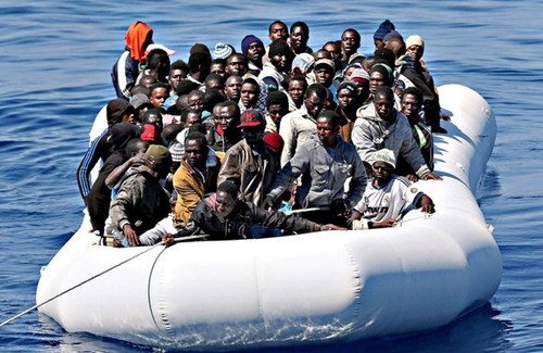 В Средиземном море спасли более 300 мигрантов