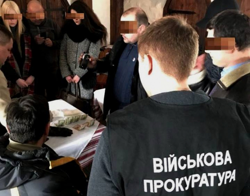 Главных инспекторов таможни в аэропорту "Борисполь" задержали на взятке