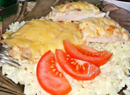 Куриное филе, запечённое в духовке со сметано-чесночном соусе и сыром