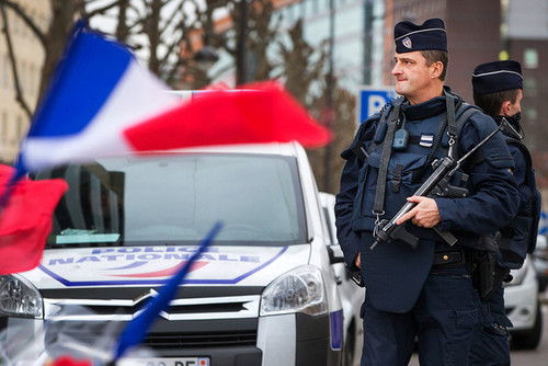 Во Франции неизвестный захватил заложников в супермаркете