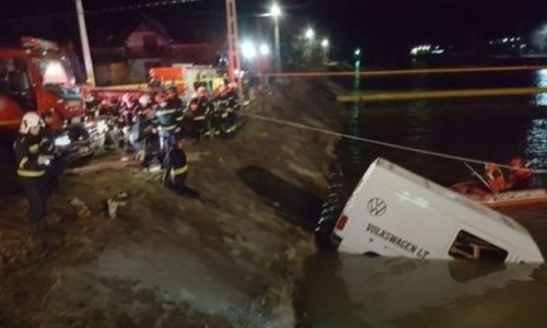 В Румынии автобус упал в реку, погибли 9 человек