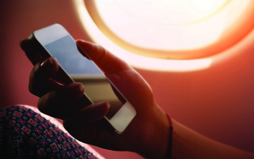 Почему в самолете необходимо выключать сотовые телефоны