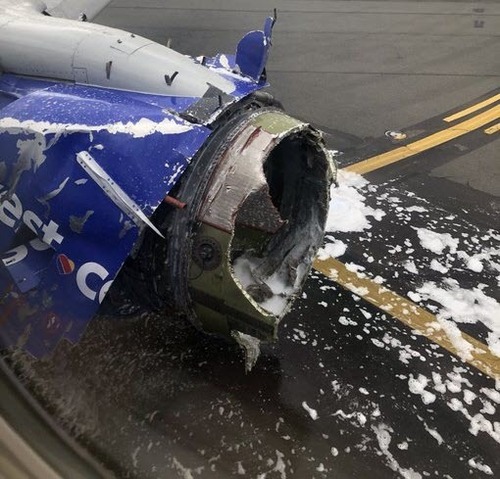 В США во время полета на авиалайнере взорвался двигатель, погиб один пассажир