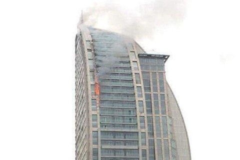 В Баку произошел пожар в 130-метровом здании: огонь охватил восемь этажей