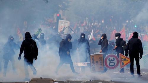 Первомайское шествие в Париже переросло в столкновения с полицией