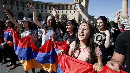 Конец "политики вечности". Почему власти Армении не применили силу