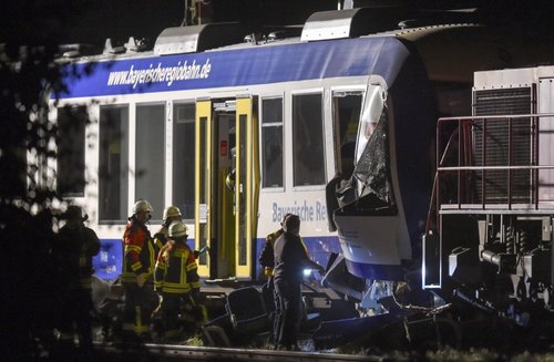В Германии товарный поезд столкнулся с пассажирским: есть жертвы