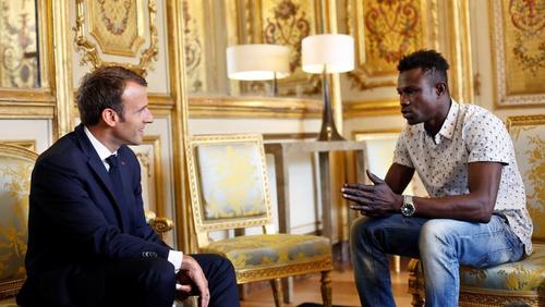 Спасшему ребенка беженцу дадут гражданство Франции