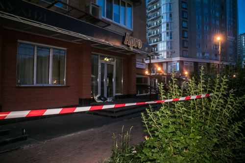 В Киеве на Оболони владелец кафе расстрелял посетителей: один погиб, двое ранены