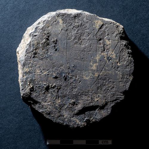 В Шотландии нашли каменную доску, на которой викинги играли в стратегические игры