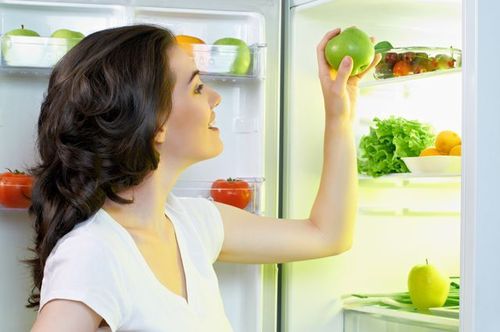 Правильно раскладываем продукты в холодильнике