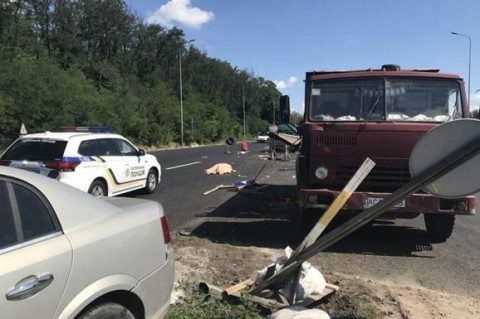 На Одесской трассе автомобиль влетел в группу дорожных рабочих: есть жертвы