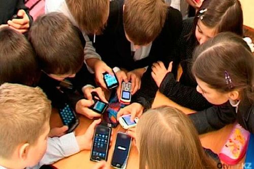 Во Франции запретили смартфоны в школах