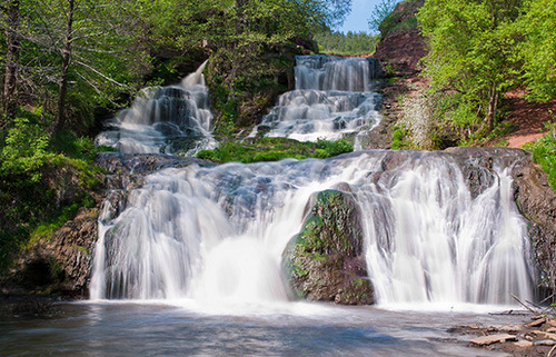 Достопримечательности Украины: Джуринский водопад у руин Червоноградского замка