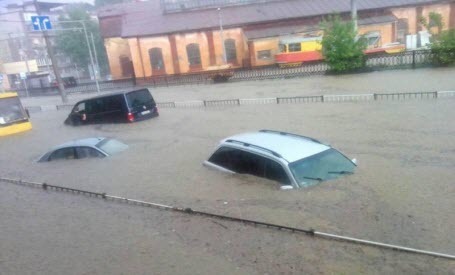 Во Львове из затопленных ливнем машин эвакуировали 130 человек