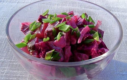 Свекольный салат с маринованными огурцами