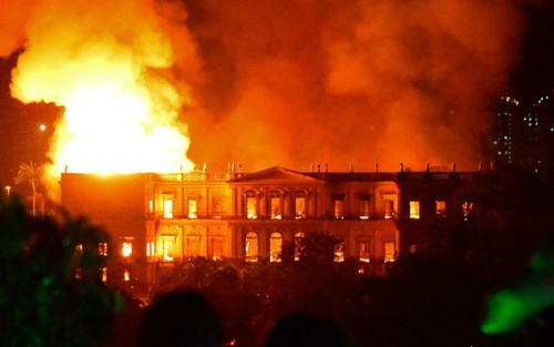 В Рио-де-Жанейро сгорел Национальный музей (ВИДЕО)