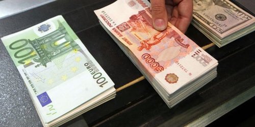 Россия набирает валютные долги перед запретом доллара