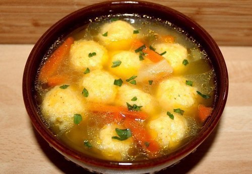 Суп с сырными клецками и овощами без мяса на бульоне