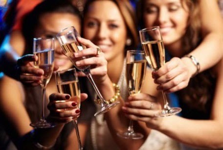 Ученые посоветовали женщинам пить шампанское