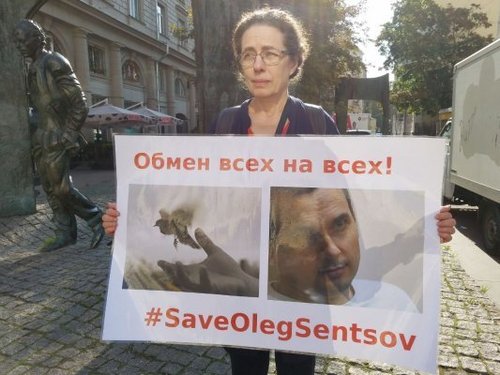 132-й день голодовки. На Арбате задержали участников пикетов в поддержку Олега Сенцова