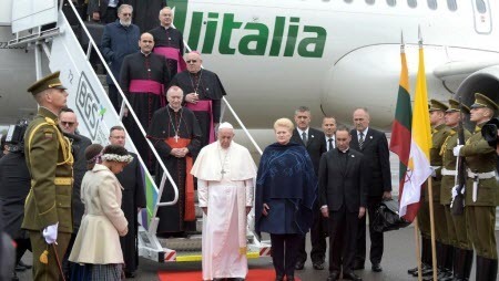 Папа римский Франциск прибыл с визитом в страны Балтии