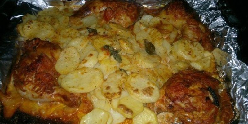 курица с картошкой в духовке в фольге с майонезом. курица с картошкой в духовке в фольге. курица с картошкой в духовке в фольге. курица с картошкой в духовке в фольге. курица с картошкой под фольгой.