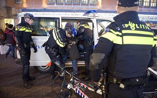 В Нидерландах арестовали семь человек по подозрению в подготовке теракта